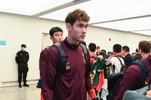 哥哥寄语拜合拉木：有机会到欧洲联赛踢球，看看那边的节奏和气氛