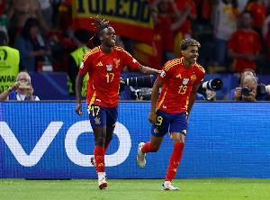 每体：欧国联集训时与亚马尔等巴萨球员交谈，促进尼科加盟巴萨