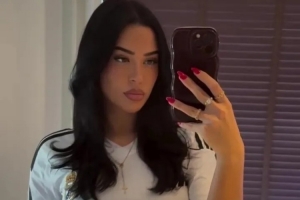 热恋中😍贝林厄姆模特女友晒多张亲密照，称赞贝林“最体贴”