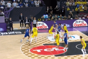 举火烧天！马尔卡宁接球无视防守 直杀内线单手挂筐