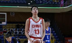 没啥压力！中国男篮U16半场50-22领先马来西亚！两节均得到25分