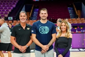 Skip：珍妮&佩林卡探班东契奇是公开嘲讽詹姆斯 在他的坟墓上跳舞