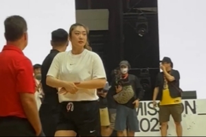 勒布朗与勒布朗-梦！李梦亮相詹姆斯中国行并上场比赛