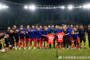 梅州客家球员廖均健、罗德里格 代表球队出战第100场正式比赛