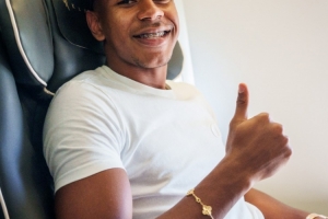 巴萨官推晒亚马尔、拉菲尼亚等前往金球奖典礼照：巴黎等待我们