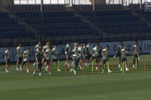 记者：皇马进行对阵莱万特前最后训练，吕迪格、阿诺德、门迪缺席