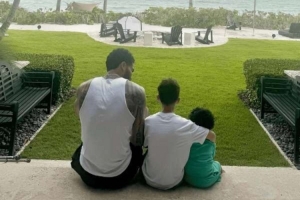 塔图姆：小儿子总喜欢触摸我的保护靴 孩子们让我的心情好了很多