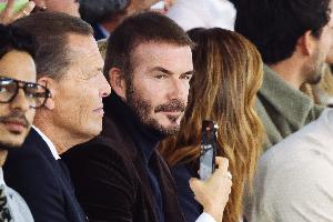 老了也很帅！贝克汉姆一袭天鹅绒造型帅气出席米兰时装周😍