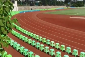 更近距离观赛！川超内江主场跑道内摆放了塑料矮凳