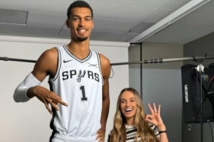 瑞秋每个赛季初都和文班亚马合影 后者从青涩→成熟