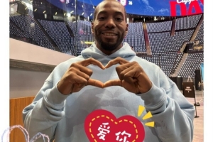 微笑+比心！烤肉姐晒小卡个人照：新鲜热乎 可爱警告！