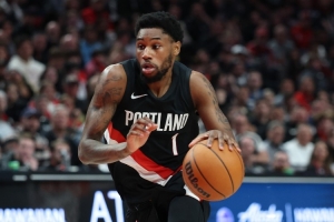 防守助队起势反超比分！韦斯利半场拿4分4板3助2断&生断哈登拿分