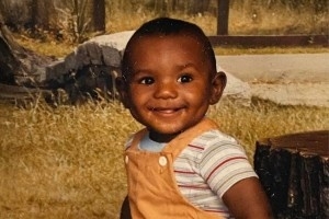 人生第一步到球场第一步！詹姆斯母亲晒老詹儿时萌照 为新鞋宣传