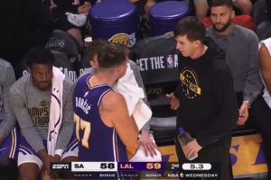 🤣怎么Gaygay的！里夫斯试图给77让座 77婉拒但想坐里夫斯腿上