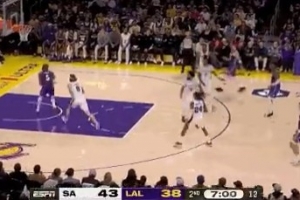 人到球到！东契奇送精准直塞 艾顿接球转身暴扣空篮