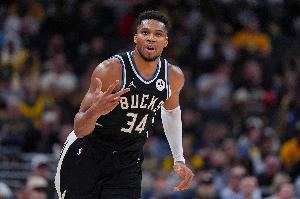 无人能挡！字母哥第三节独得9分8篮板3助攻1盖帽 率队反超比分