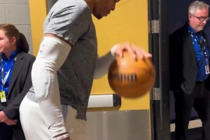 在场下时刻准备着！终于知道为什么威少复出就砍下21分了😤