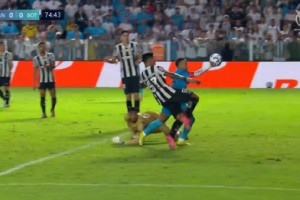 😮不可思议！内马尔“打排球”用手破门两黄变一红被罚离场！