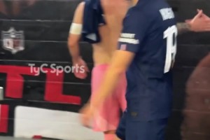 好哥俩儿啊！梅西和登贝莱搭肩走回更衣室 😻