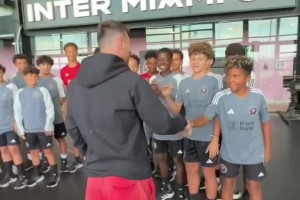梅西向迈阿密国际足球学院的孩子们展示了他的第八座金球奖