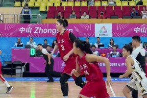 这比赛从跳球开始就结束了！张子宇站着跳球，对手直接放弃😂