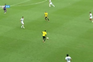 看懵逼了😱！广州豹防守低级失误，南通支云笑纳大礼