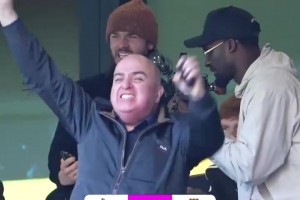 过山车！麦迪逊和曼联球迷一起看比赛，两个人的反应太真实了！